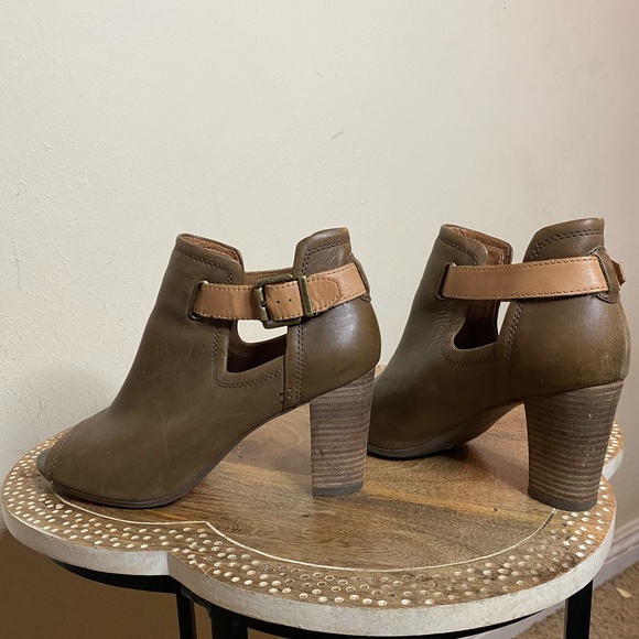 Clarks Shira Nicole Open Toed Heeled Sandals Brown and Tan Leather Ankle Booties - Picture 6 of 12